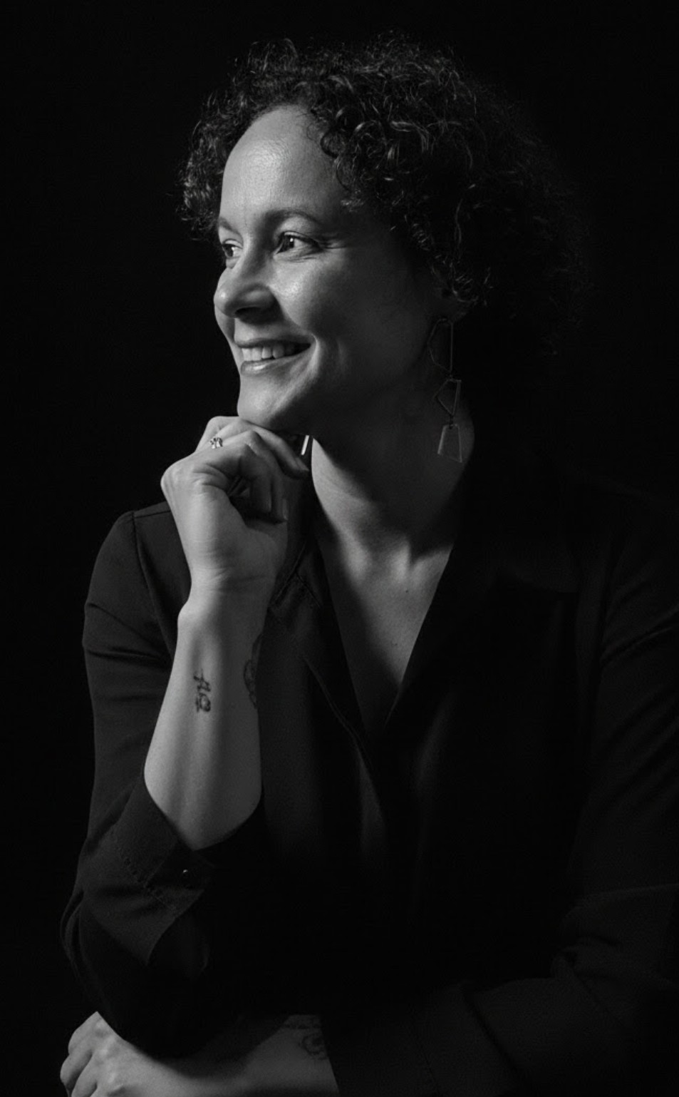 Retrato em preto e branco de Karen sorrindo