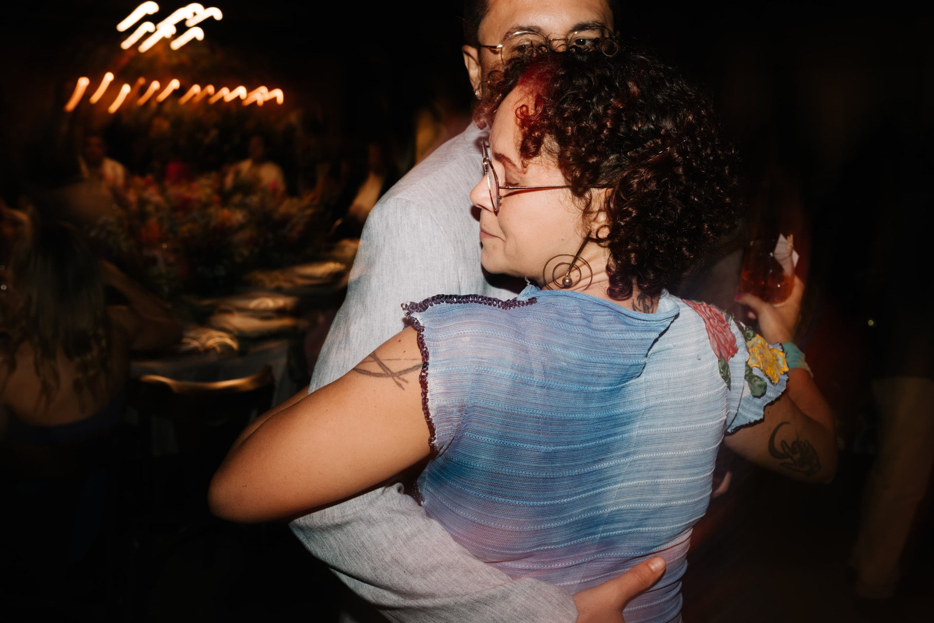 Karen em um abraço longo em uma noite de festa